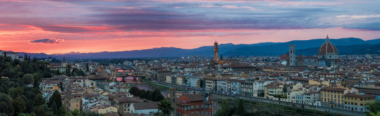 O grande momento do Piazzale Michelangelo: Florença no pôr do sol. A cidade inteira ganha profundidade, o Arno reflete a