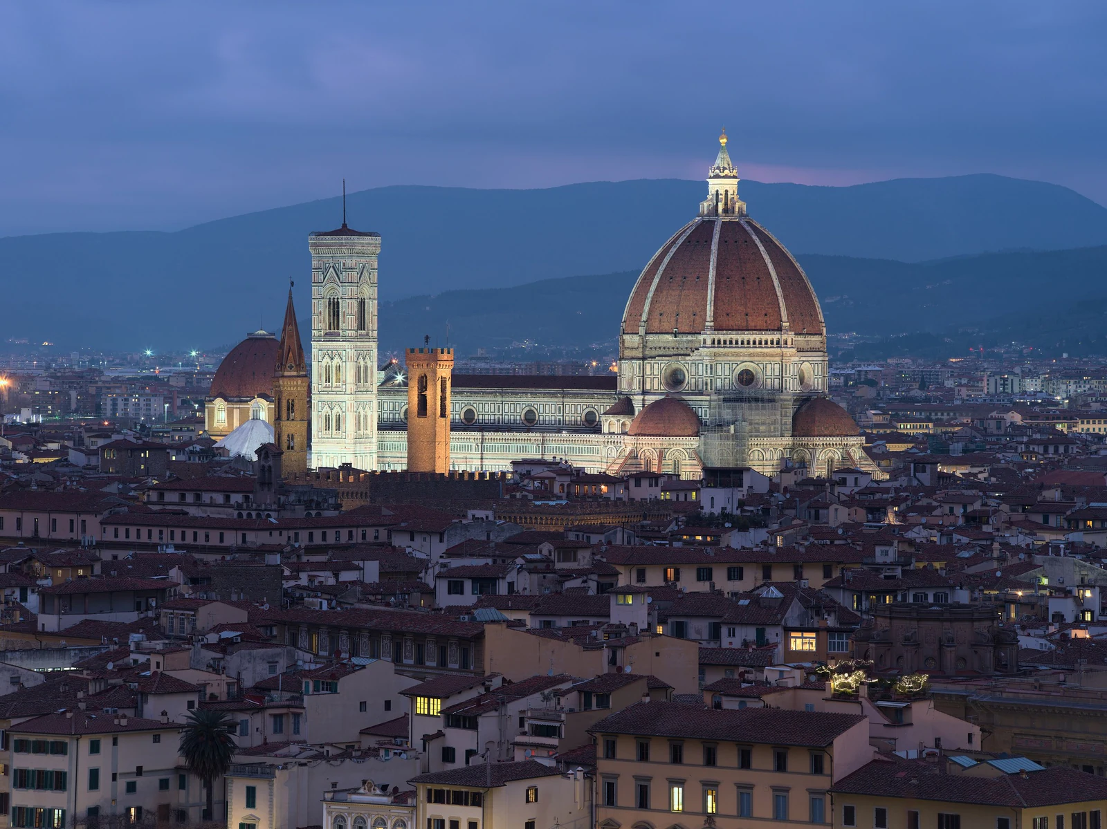 O Duomo visto do mirante já na blue hour/noite. Esta foto mostra por que eu não iria embora imediatamente depois do pôr 