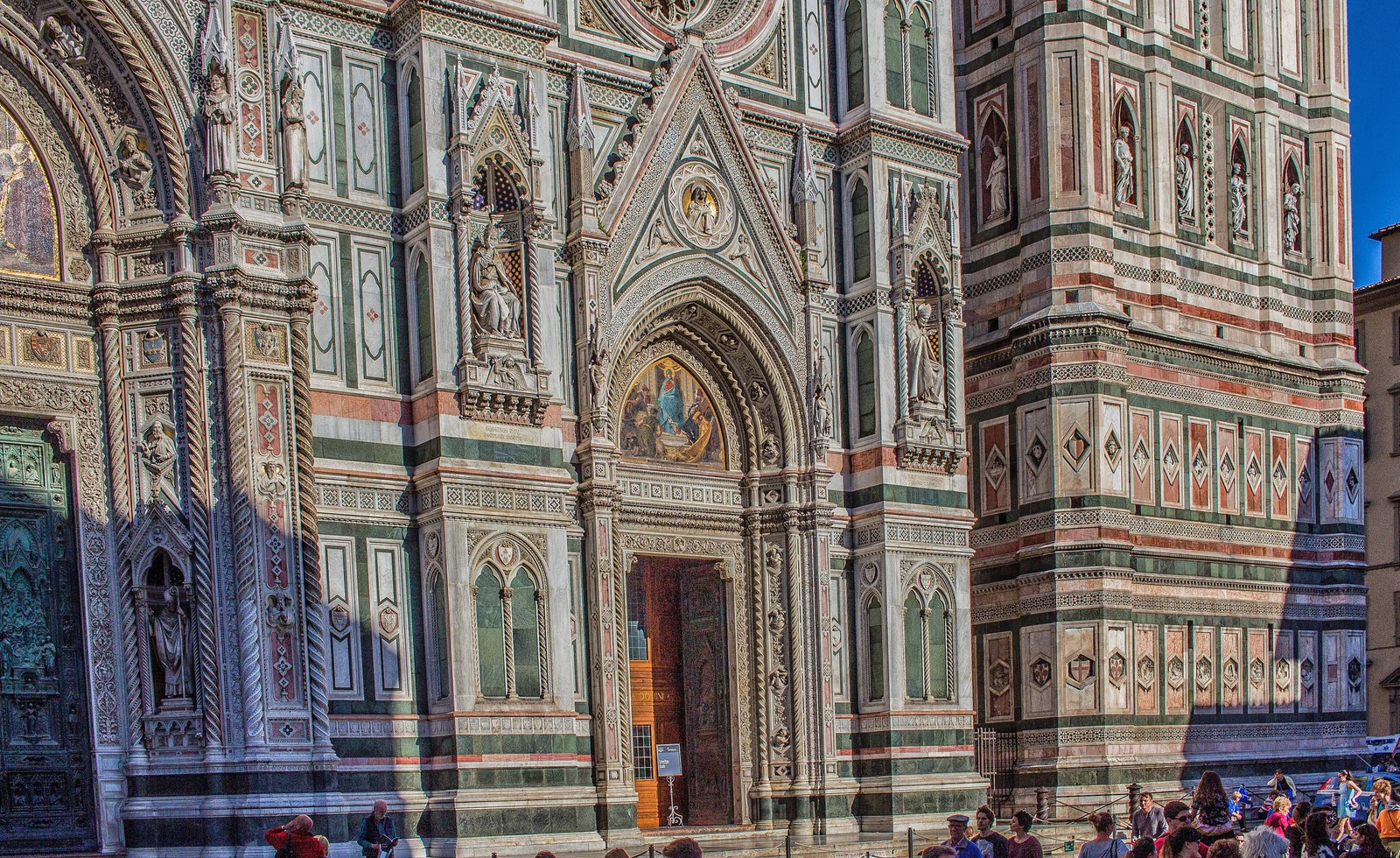 A fachada de Santa Maria del Fiore de perto. Aqui vale reparar no revestimento de mármores branco, verde e rosado: é uma