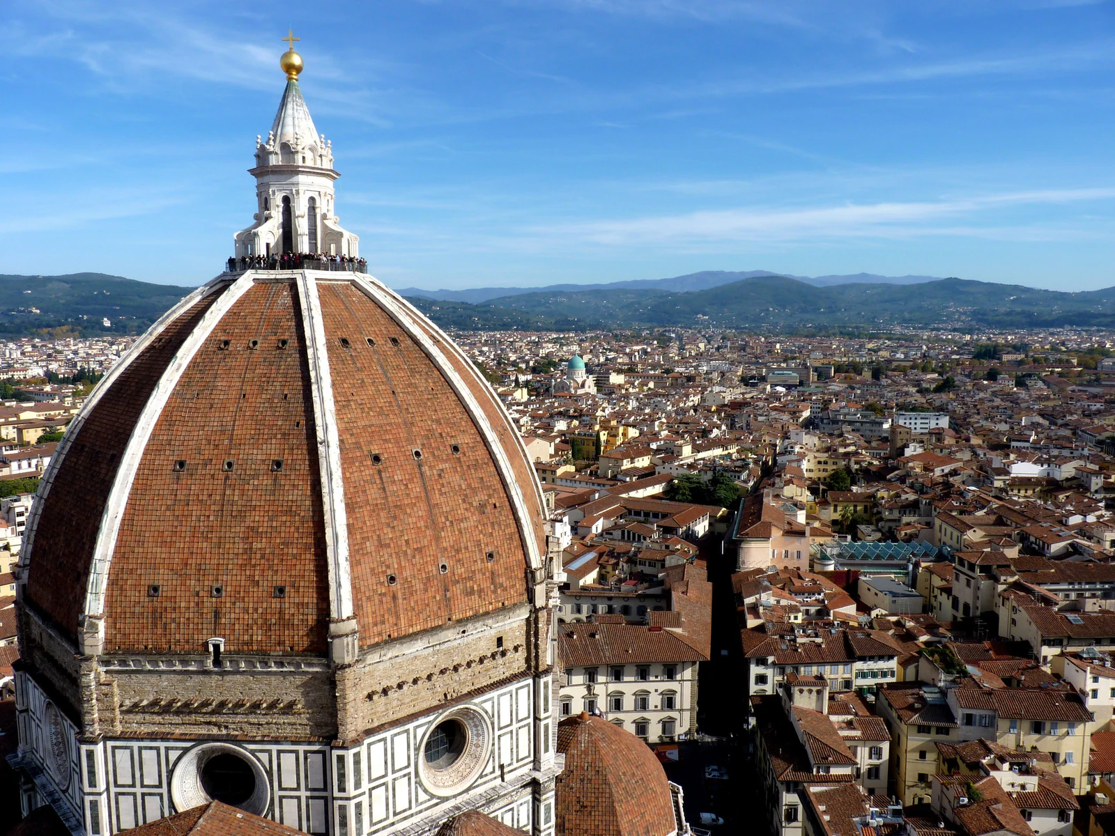 A cúpula de Brunelleschi vista de muito perto, com Florença inteira atrás. Esta é a imagem que melhor mostra a escala re
