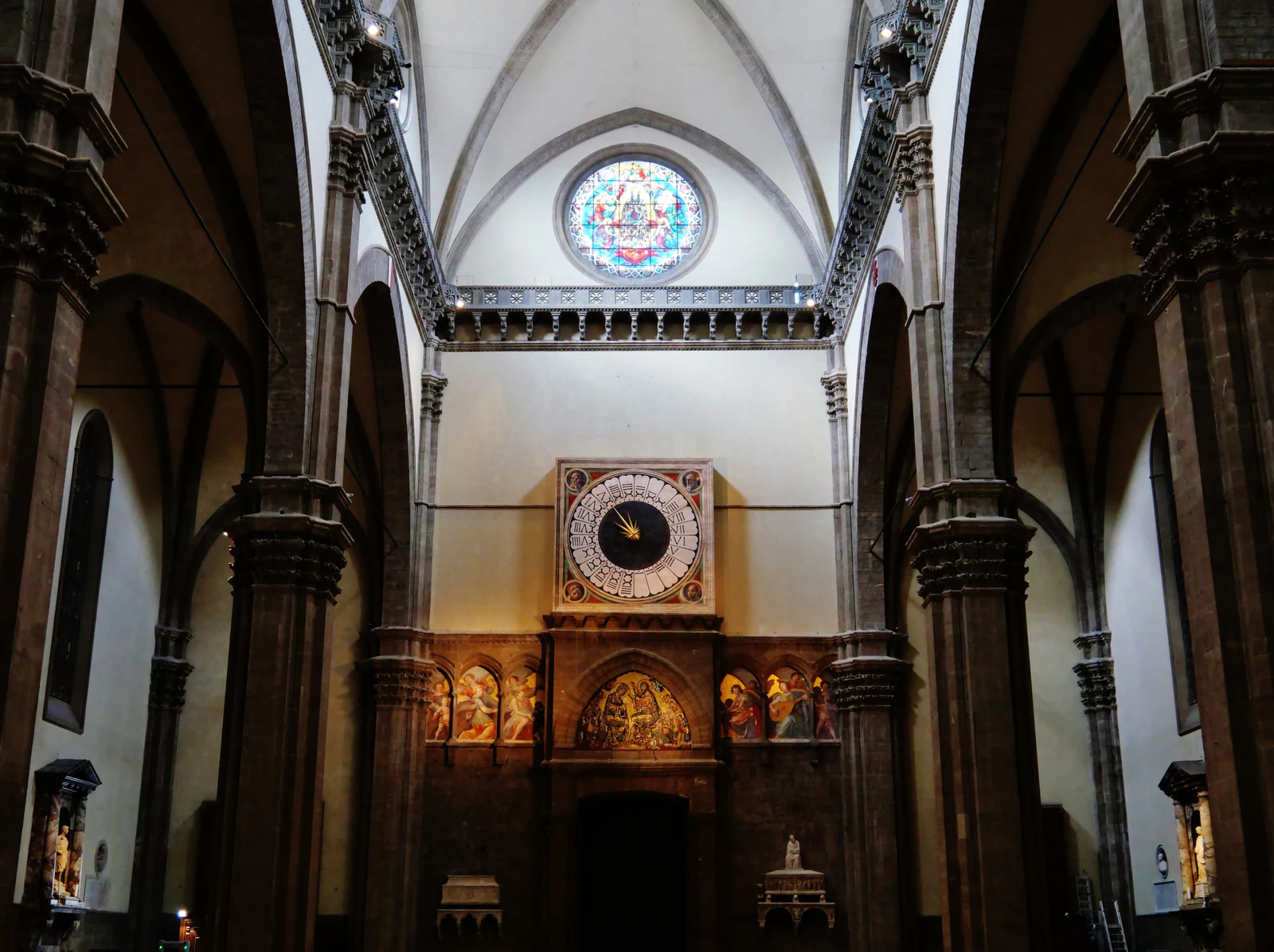 O interior da catedral é relativamente sóbrio quando comparado à exuberância externa. A escala, os grandes pilares e o e