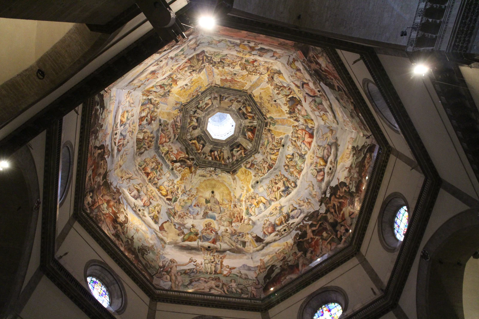O interior da cúpula visto de baixo. Aqui aparece o Juízo Final de Vasari e Zuccari envolvendo o óculo central: é um dos