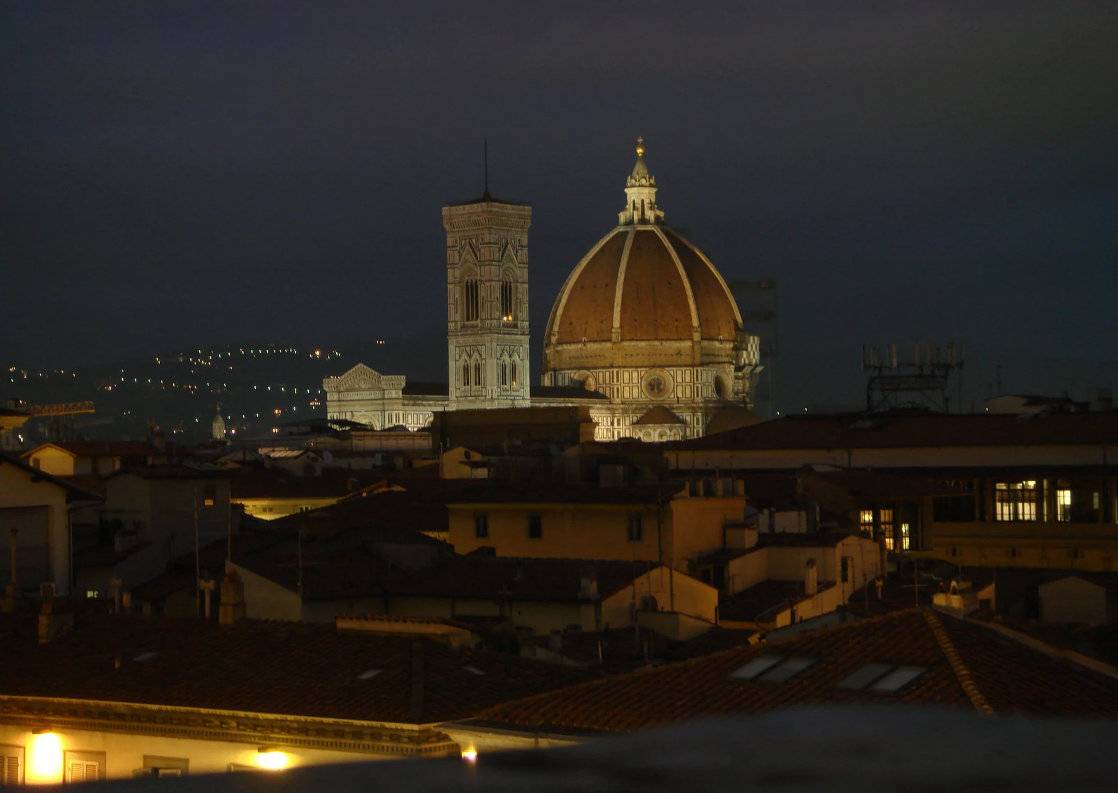 O Duomo à noite. Depois de passar o dia inteiro vendo a cúpula dominar o skyline, vale reparar como ela muda de presença