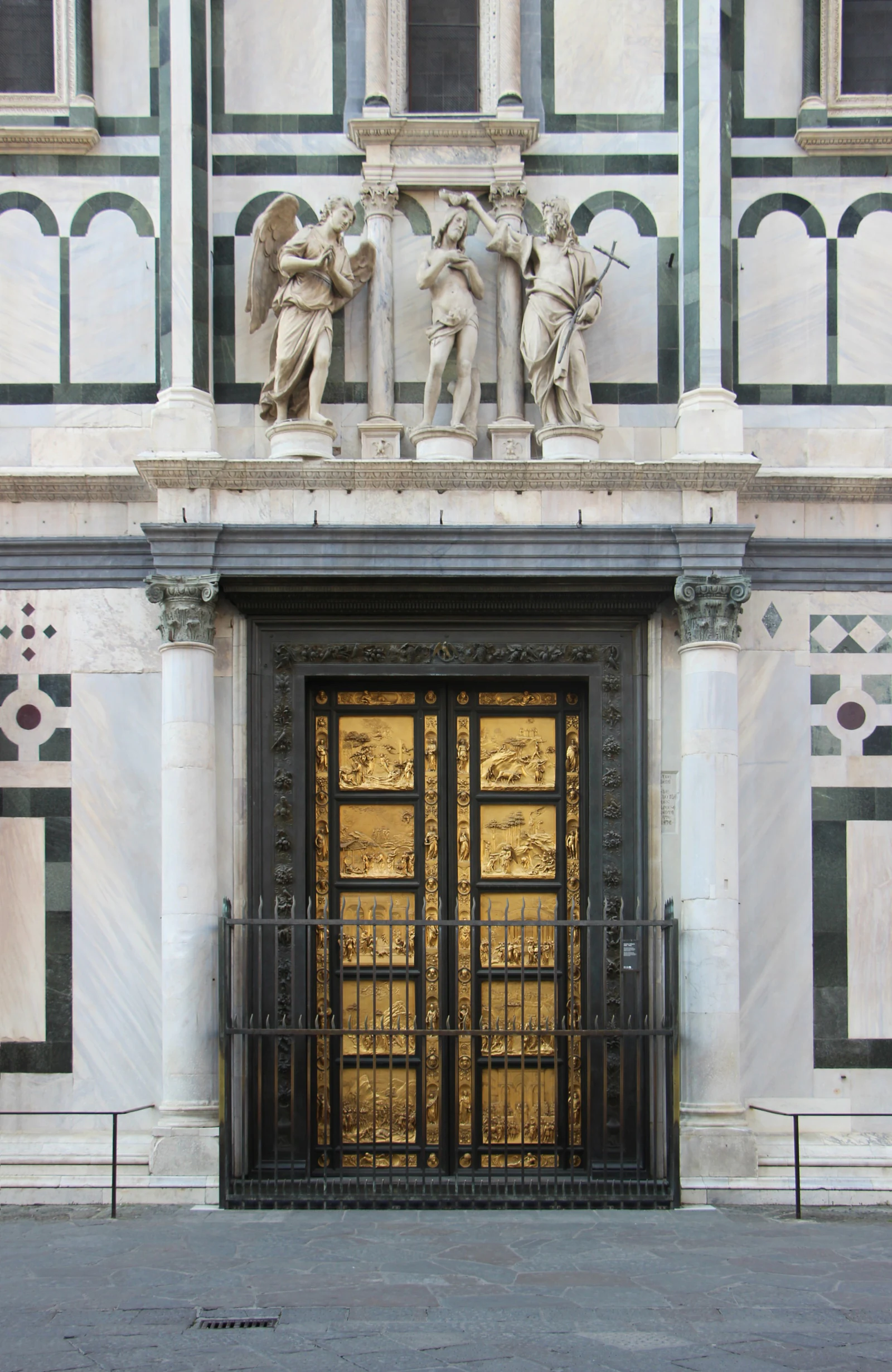 A Porta do Paraíso, de Lorenzo Ghiberti. Vale olhar de perto para os painéis dourados: as cenas bíblicas usam profundida