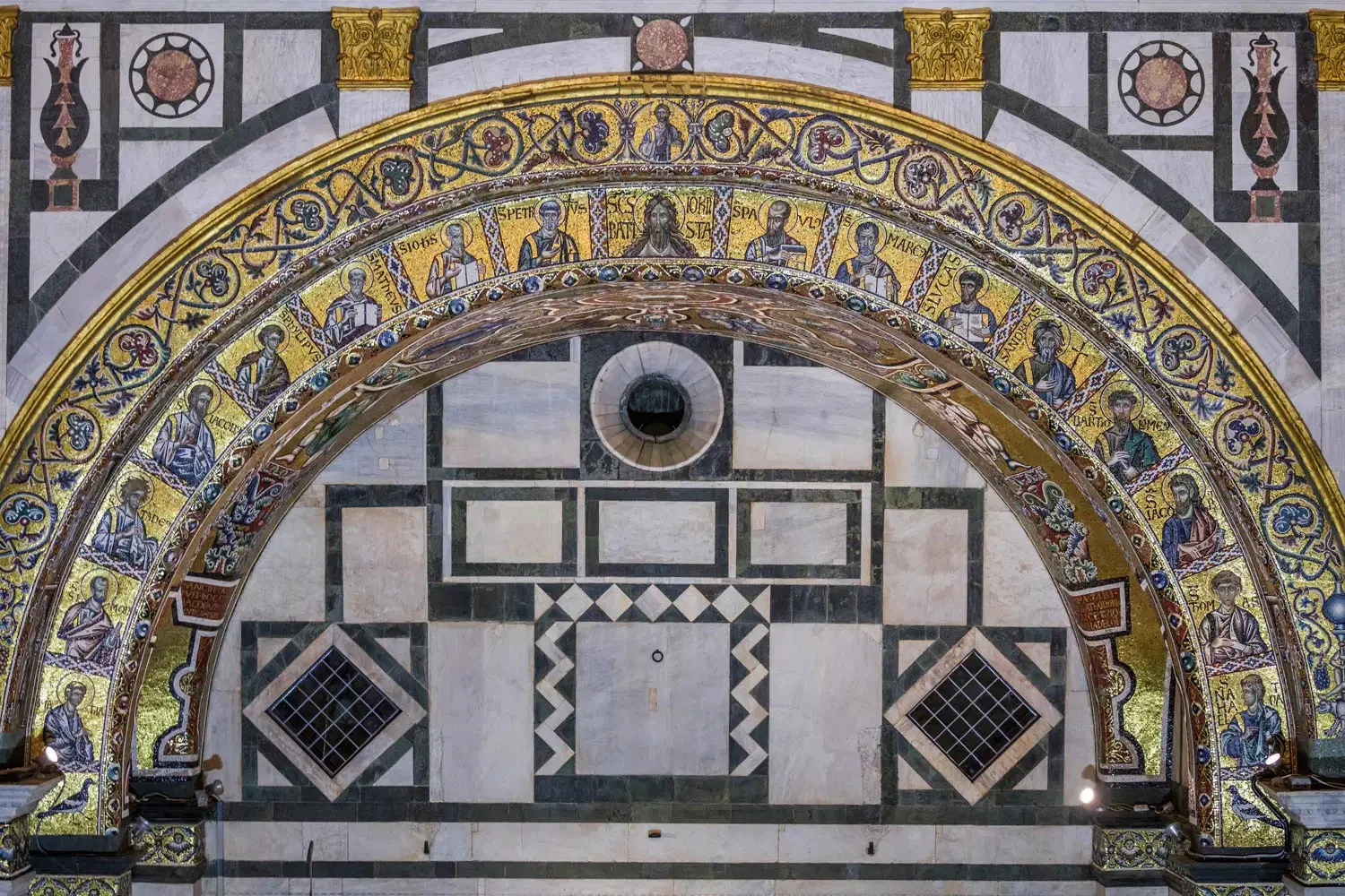 Detalhe dos mosaicos da scarsella e do arco triunfal. Este enquadramento é bom para perceber a densidade de figuras, our
