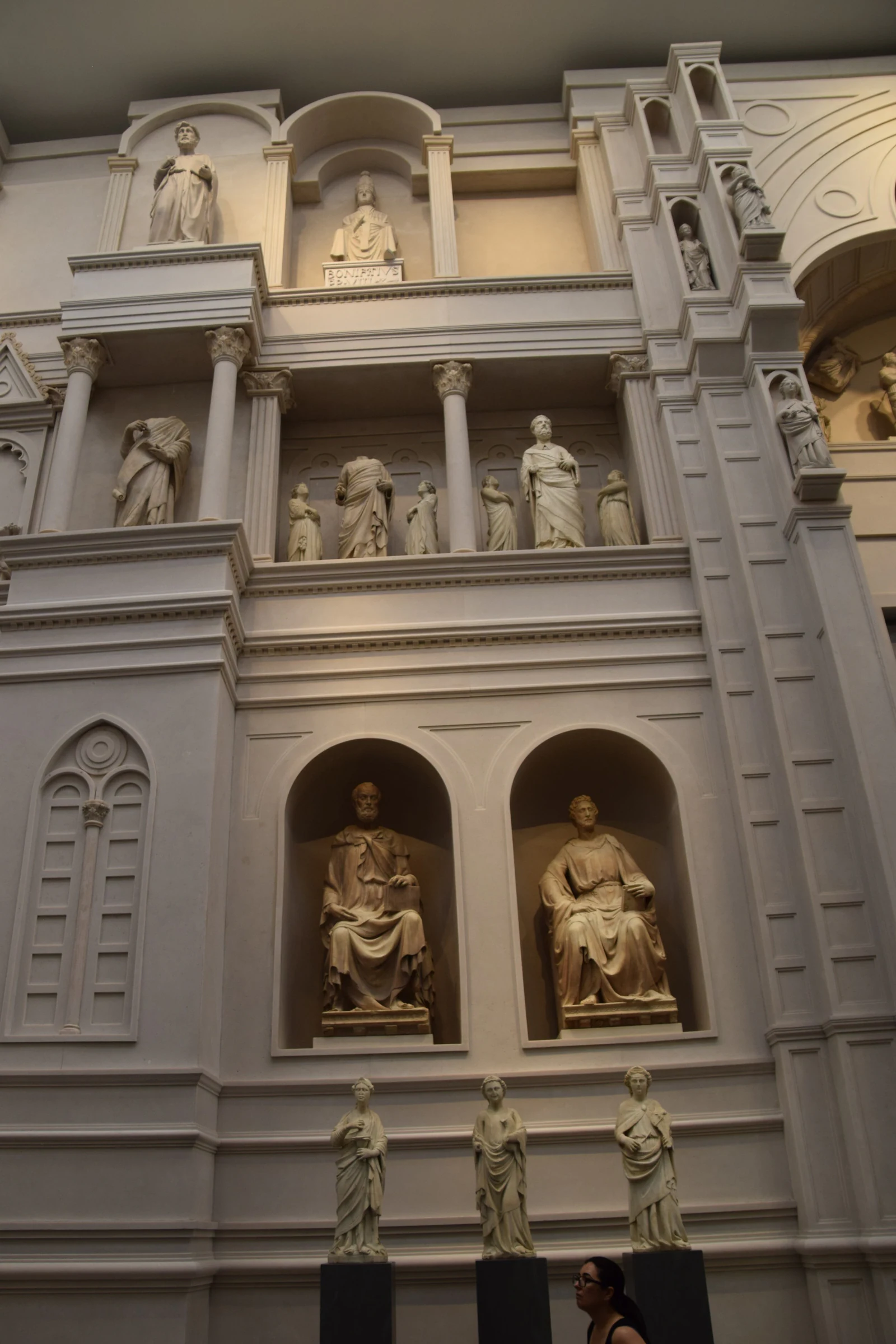 Uma das grandes salas do Museo dell&rsquo;Opera del Duomo, com esculturas que originalmente faziam parte do complexo da catedr