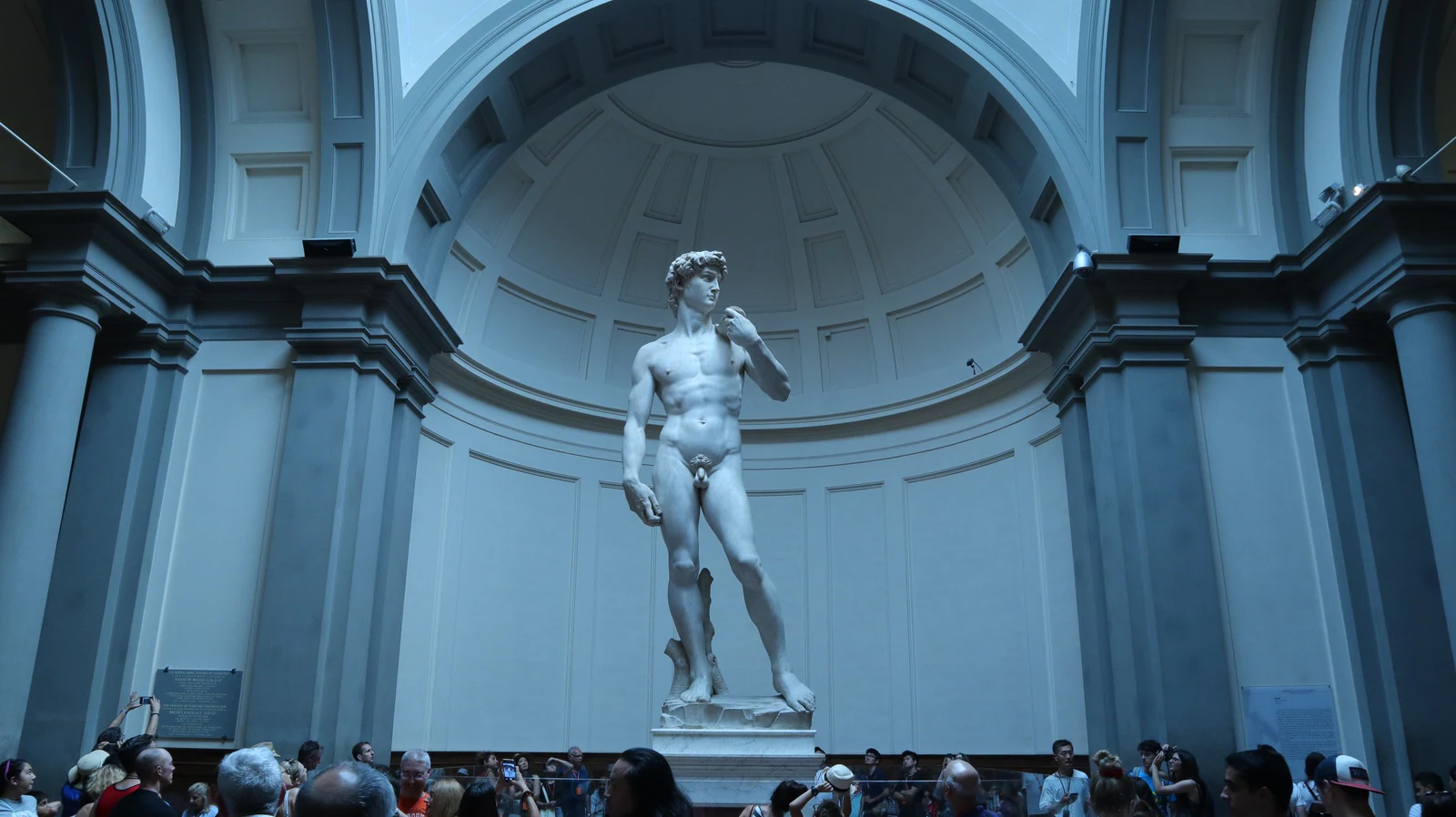 A Tribuna da Accademia inteira, com o David ao fundo e visitantes em primeiro plano. Esta é a melhor imagem para entende