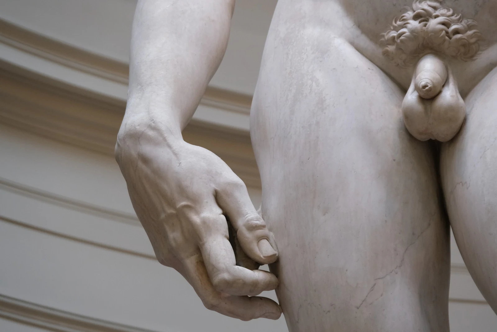 A mão direita em detalhe, com veias e tendões muito marcados. A anatomia parece exageradamente legível porque Michelange