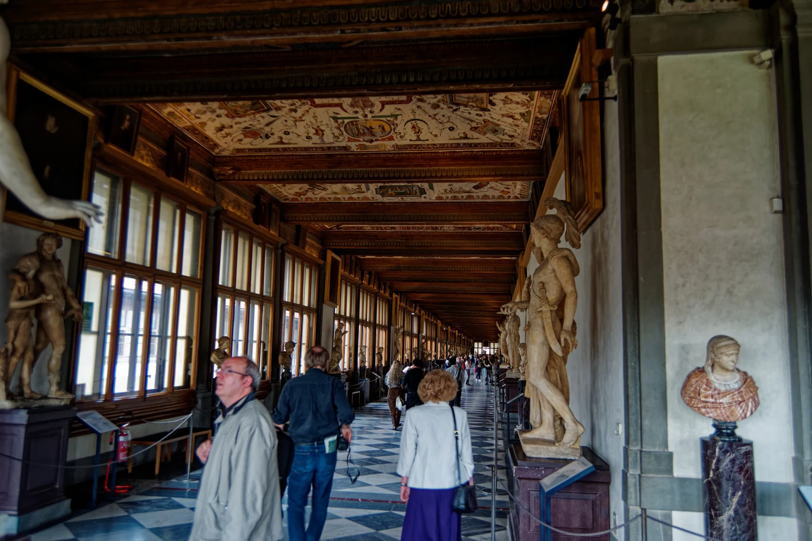 Um dos corredores dos Uffizi. Esta imagem é importante porque mostra a experiência real do museu: não é só uma sequência