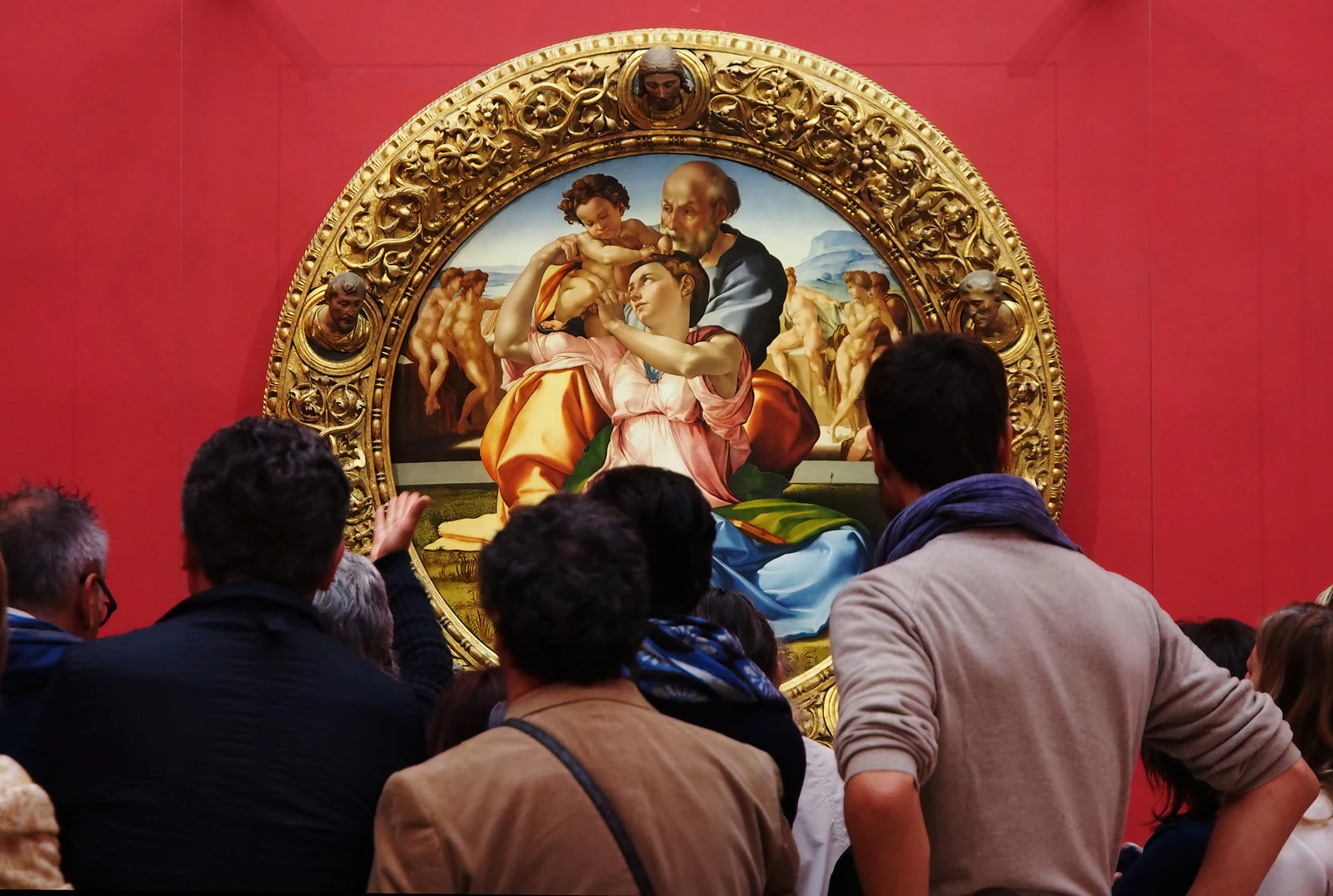 Tondo Doni, de Michelangelo, visto no ambiente real do museu. Depois de ver o David poucas horas antes, esta obra é espe