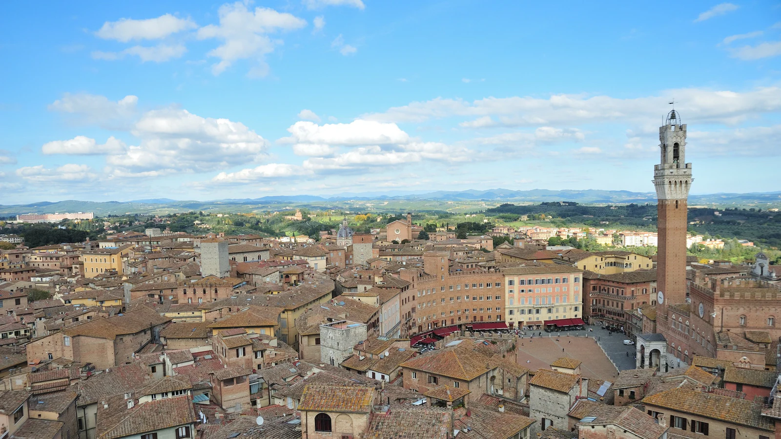 Panorama de Siena com a Piazza del Campo e a Torre del Mangia encaixadas no tecido medieval da cidade. Esta é a melhor i