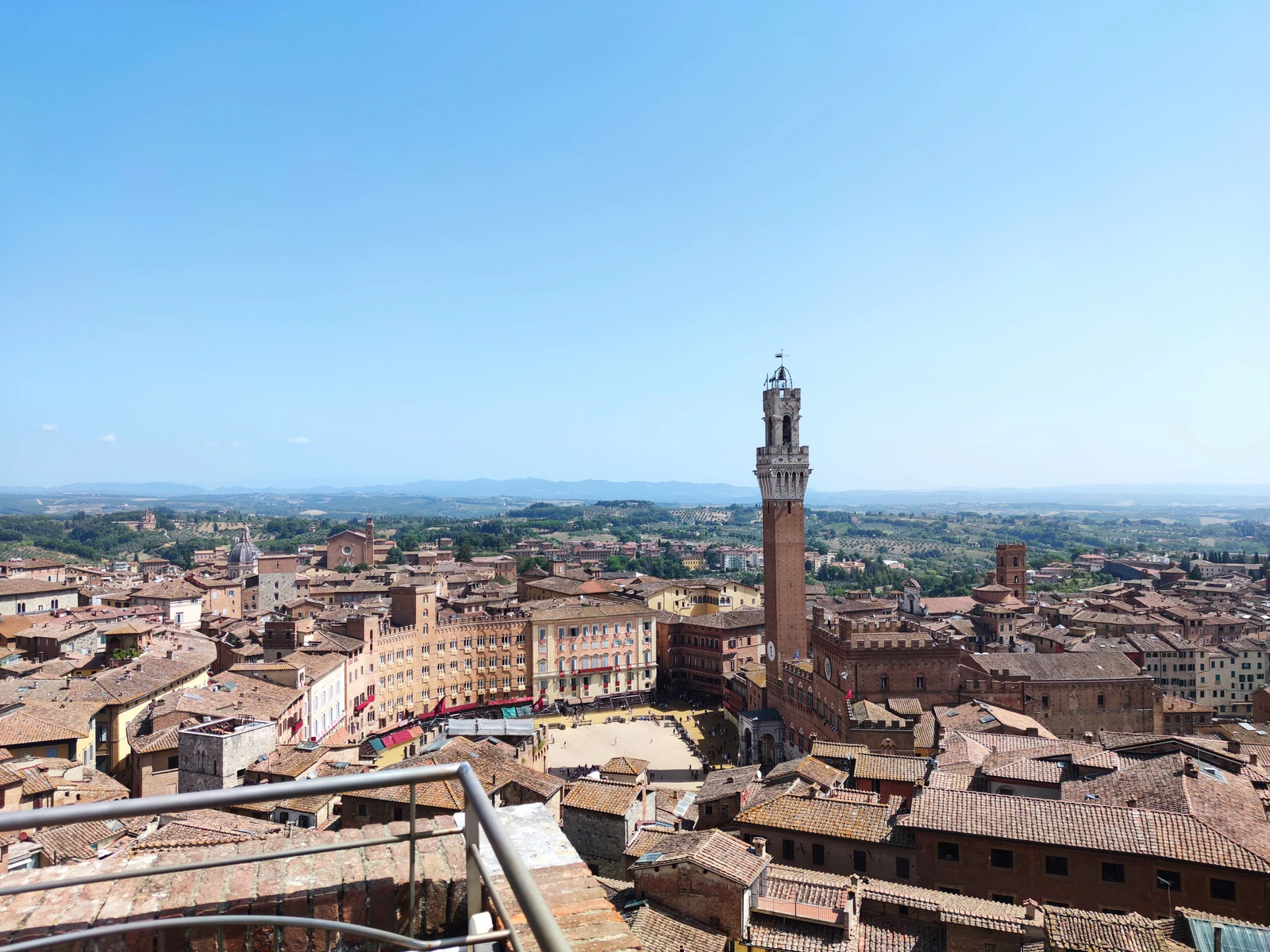 A Piazza del Campo vista de cima. O formato de concha aparece com clareza, assim como as divisões radiais do piso que co