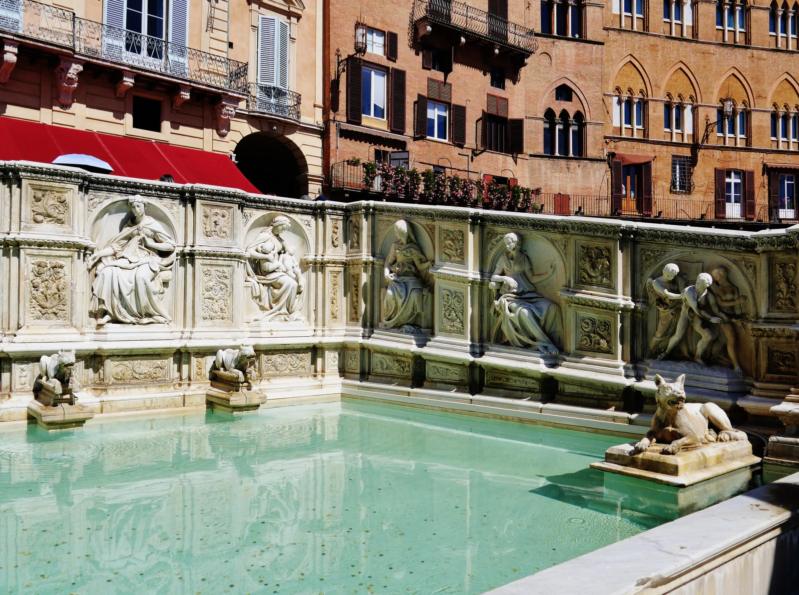 A Fonte Gaia em detalhe. Ela ocupa a parte alta da Piazza del Campo e ajuda a quebrar a escala monumental do conjunto co