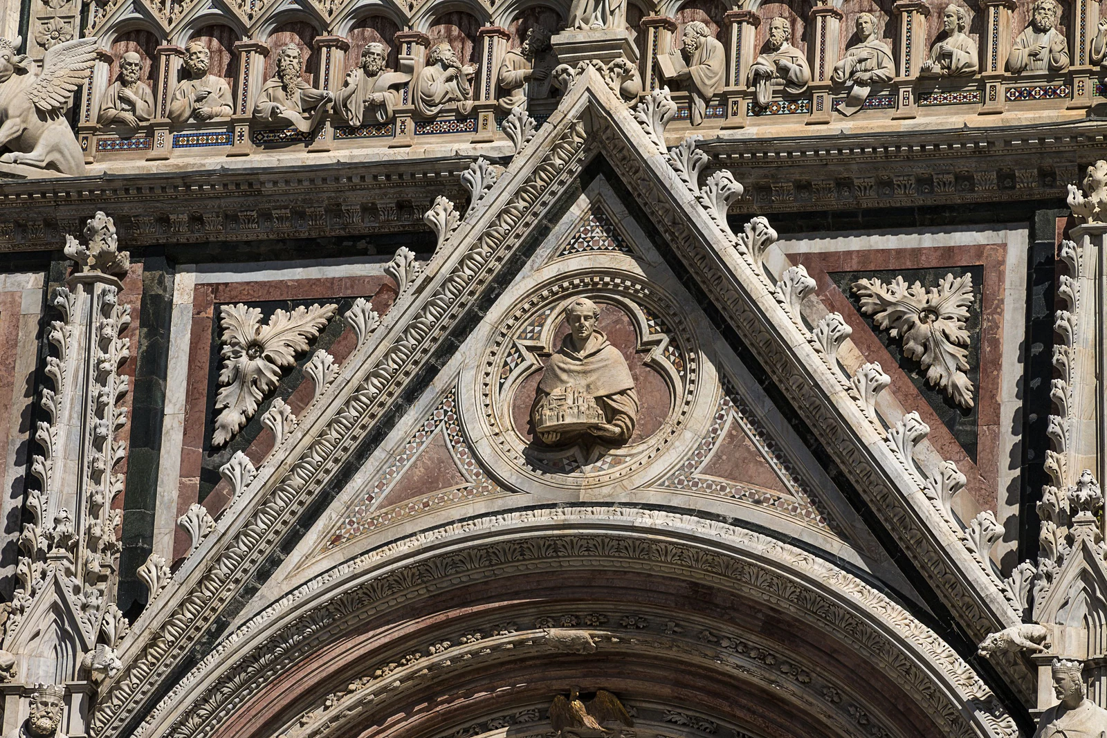 Detalhe da fachada do Duomo de Siena. O excesso de escultura, mármore policromado e ornamentação é propositalmente exube