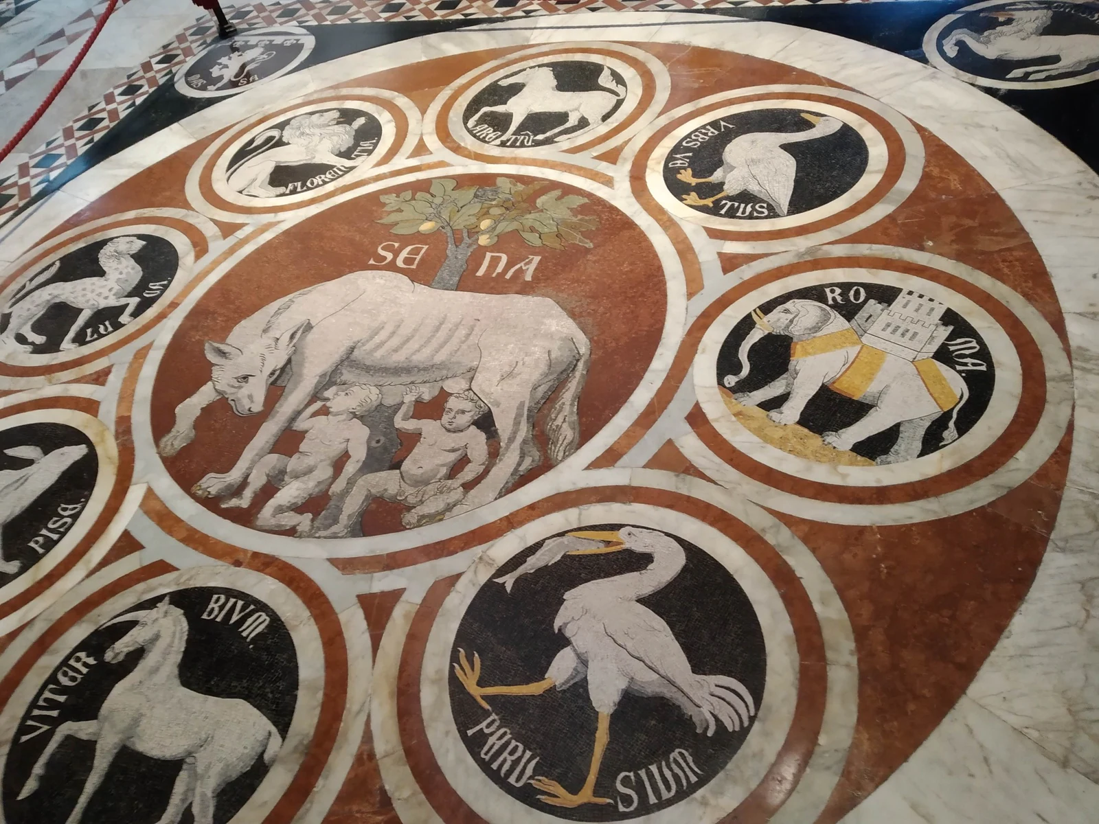 Detalhe do famoso piso de mármore incrustado da catedral. Vale olhar para baixo com atenção: partes do pavimento contam 