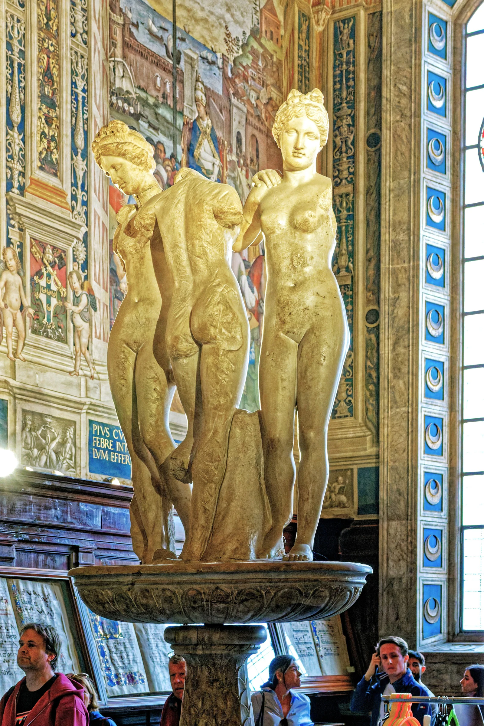 A Libreria Piccolomini, com afrescos de Pinturicchio. É um dos interiores mais surpreendentes do complexo: cor, ouro e n
