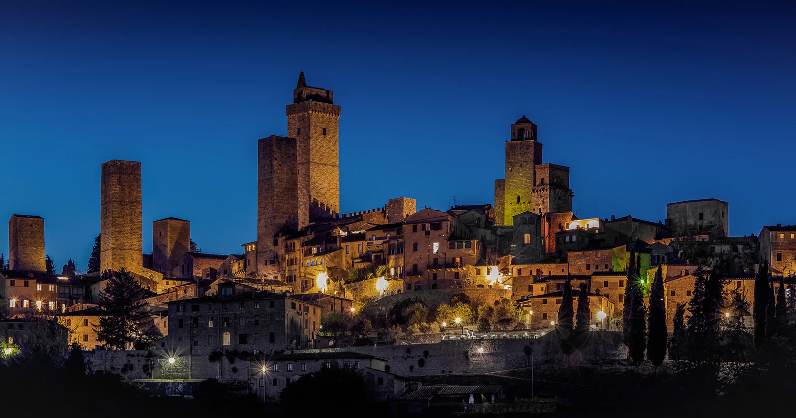 San Gimignano à noite. Mesmo que o nosso roteiro não dependa de ficar até tarde, esta imagem mostra por que a cidade gan
