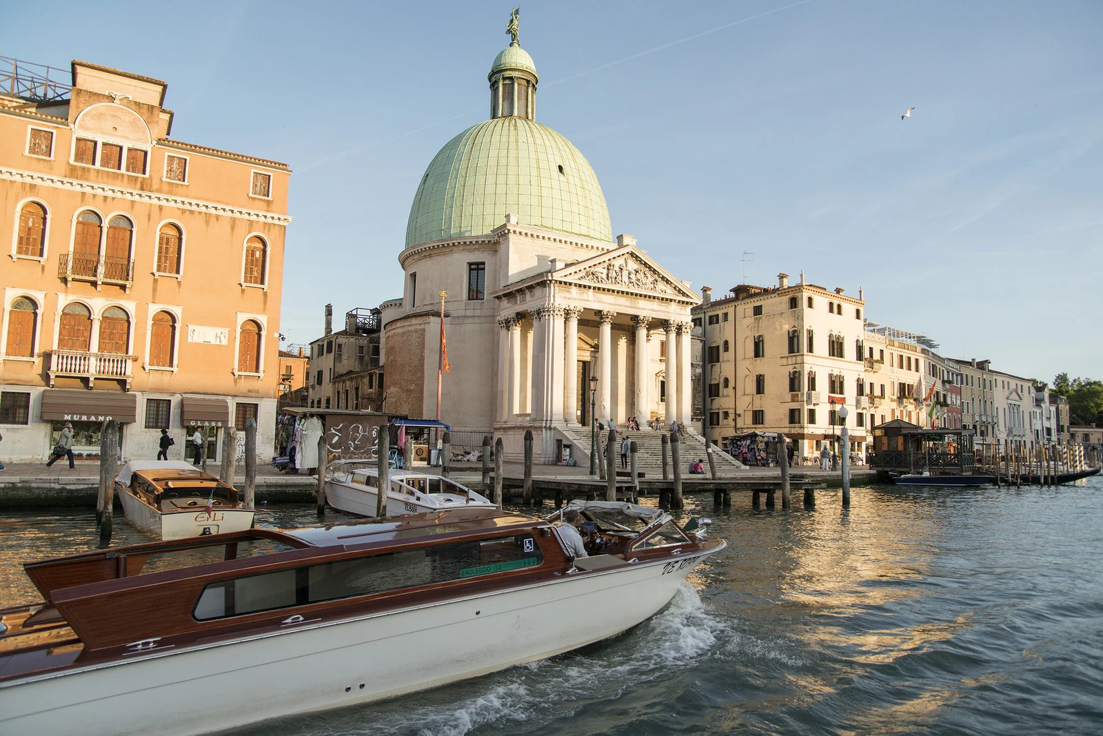 Um water taxi veneziano perto da estação. Para a chegada com malas, esta é exatamente a lógica que eu quero no roteiro: 