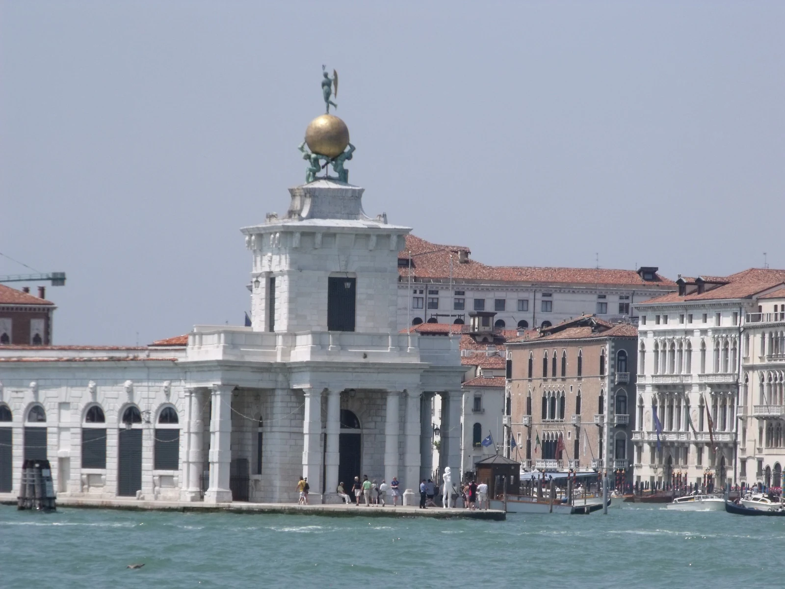 Punta della Dogana vista a partir da água. Este tipo de enquadramento explica por que chegar de barco é tão especial: mo