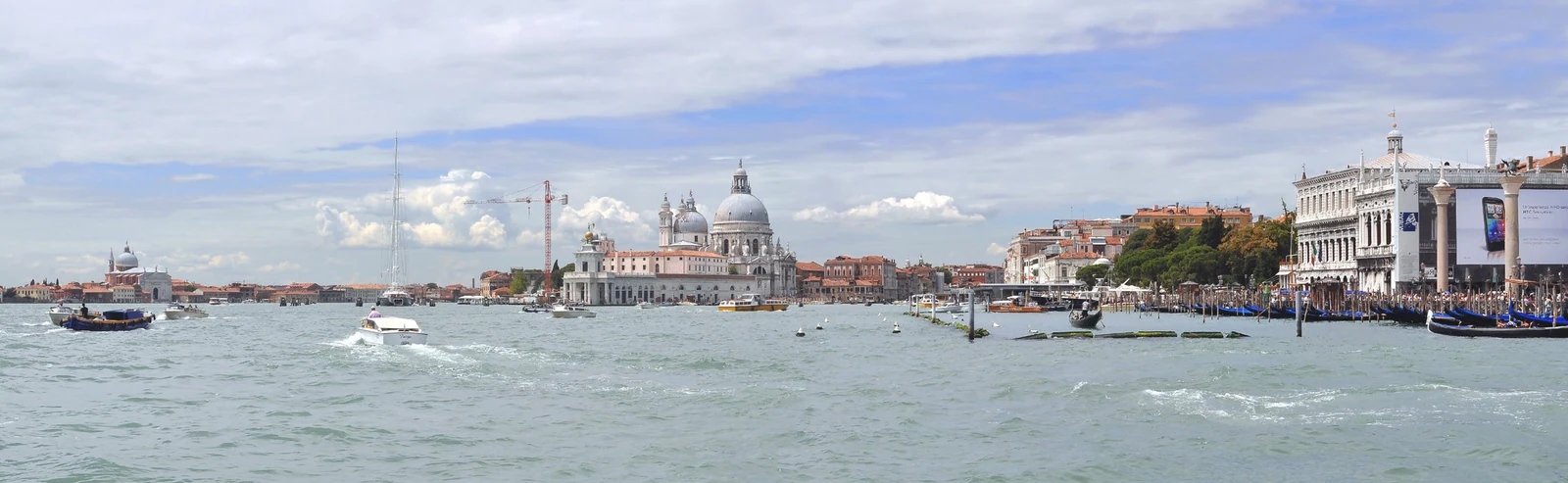Panorama do Bacino di San Marco, com Santa Maria della Salute e a entrada do Canal Grande. Em uma aproximação pela água,