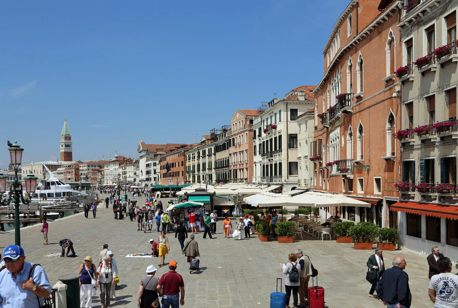 Riva degli Schiavoni já em terra firme. Depois da chegada de barco, este será o cenário do entorno do hotel: promenade à