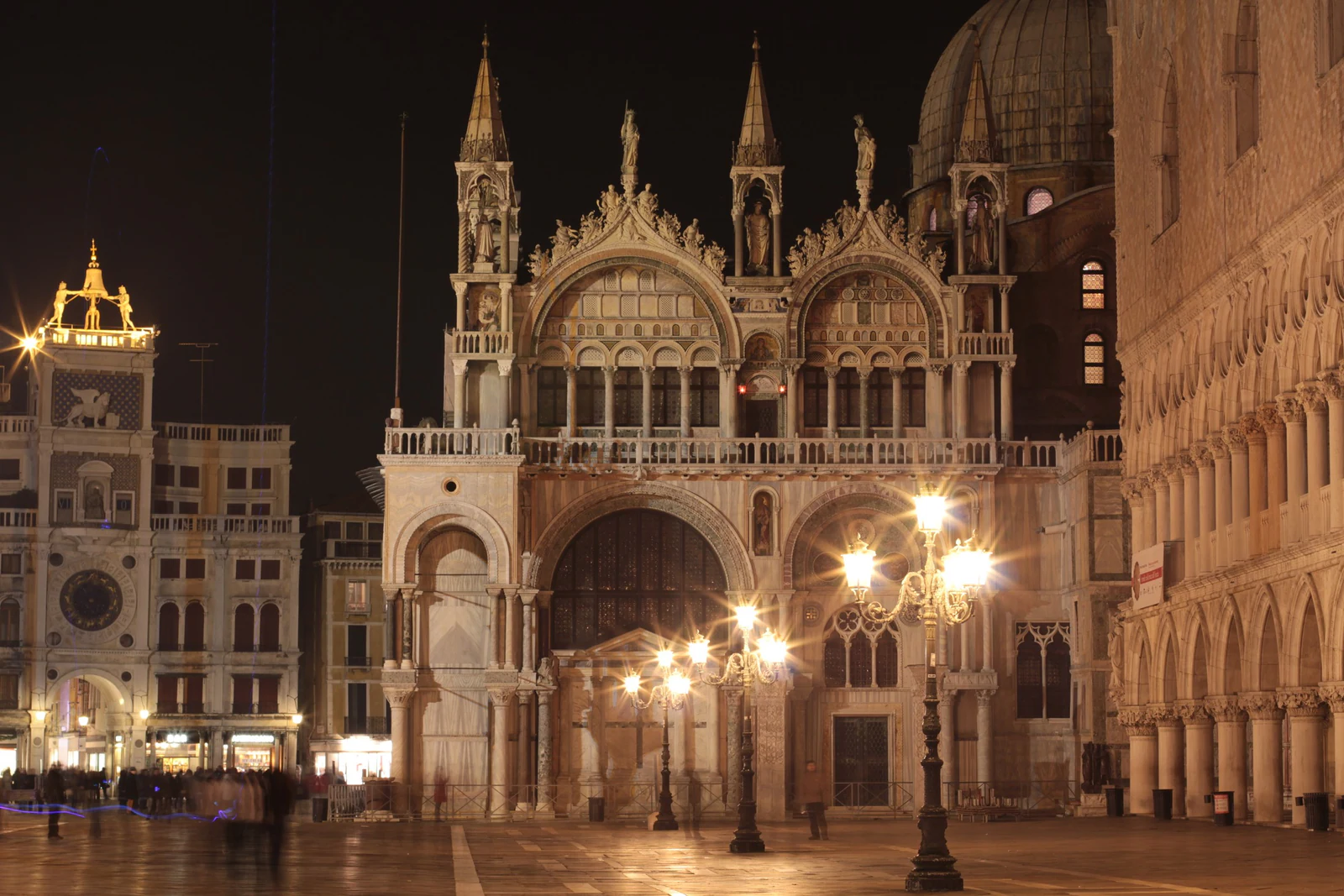 A Basílica de San Marco à noite, vista já dentro da piazza. Sem a luz dura do dia, os volumes, arcos e cúpulas ficam mui