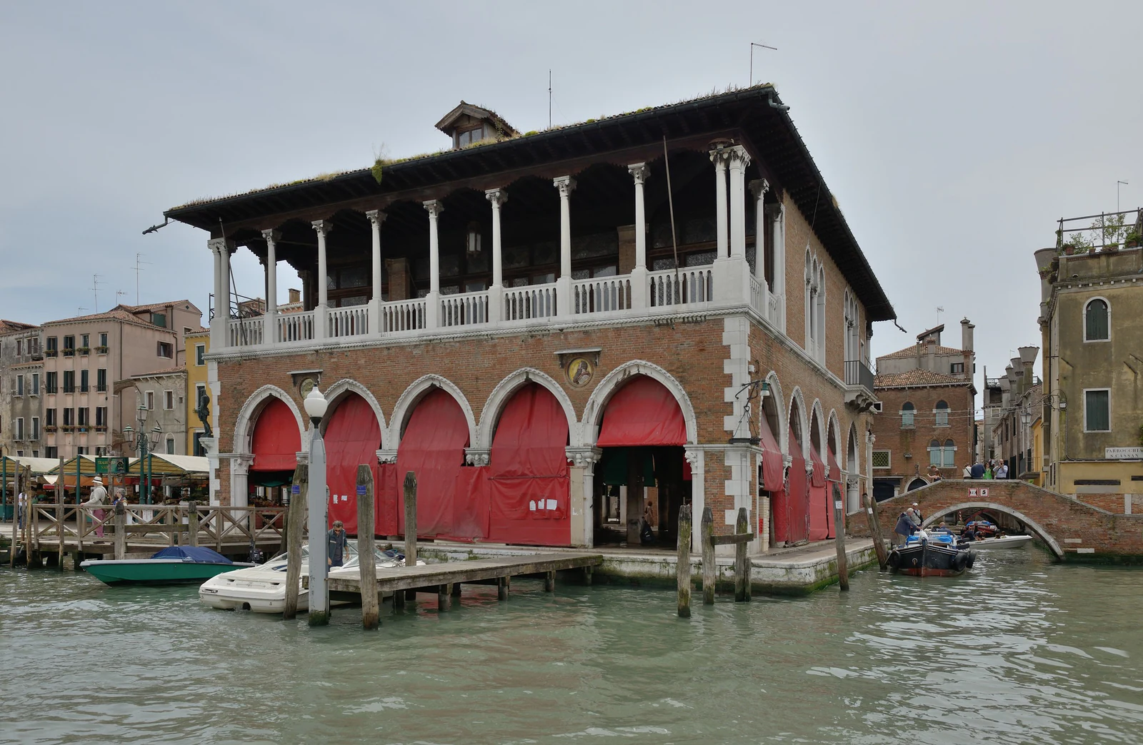 O Palazzo della Pescheria é muito mais recente do que o mercado: o edifício neogótico foi erguido em 1907, por Domenico Rupolo, para substituir coberturas metálicas oitocentistas. Mesmo fechado no domingo, vale contornar as arcadas e procurar, no alto de uma esquina, o Pescatore de Cesare Laurenti.