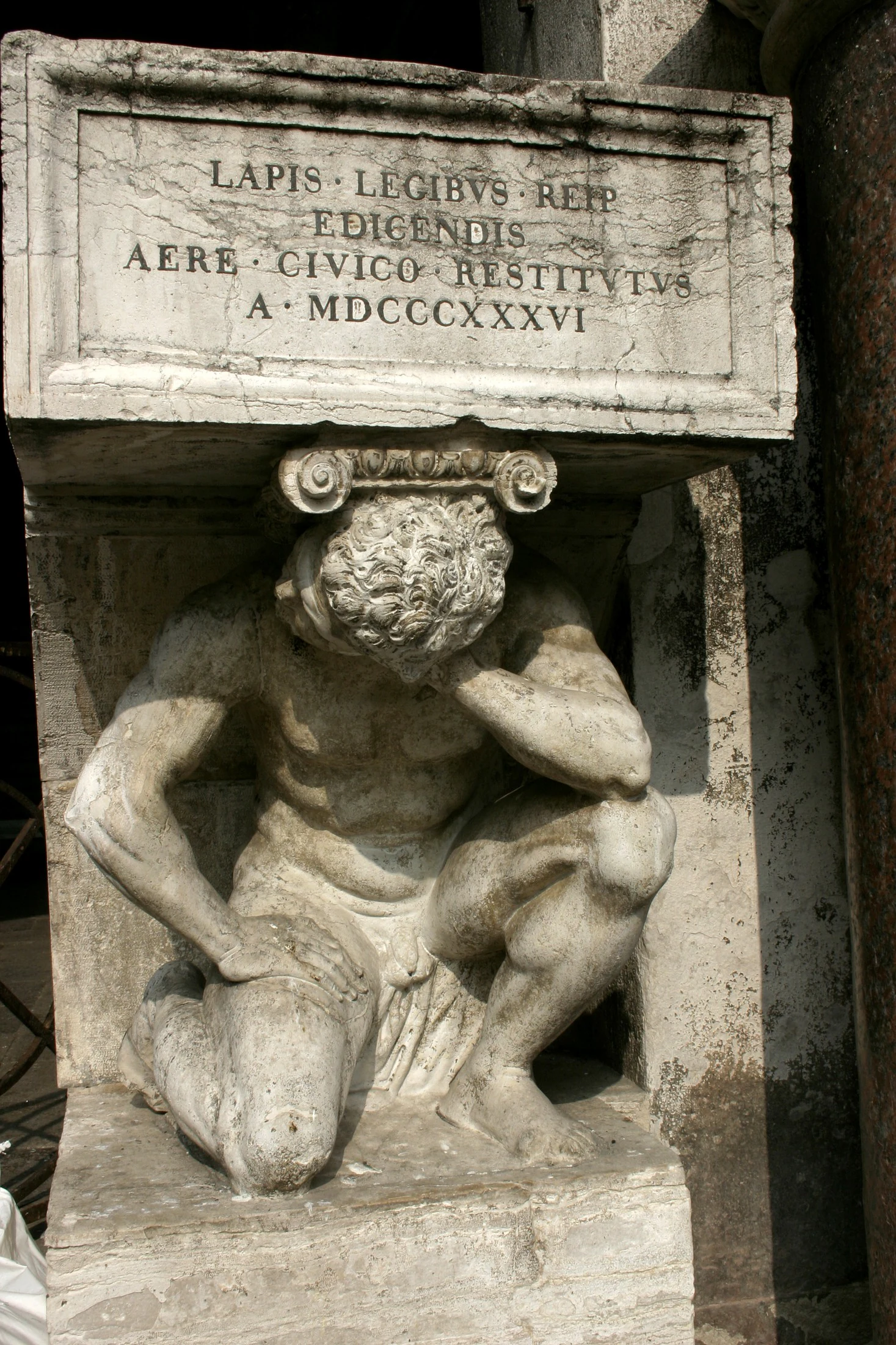 O Gobbo di Rialto sustenta os degraus da Colonna del Bando. A figura de Pietro da Salò não era apenas uma curiosidade: leis, proclamações e sentenças eram lidas a partir da coluna. Comércio, crédito, religião e autoridade pública se tocavam neste pequeno campo.