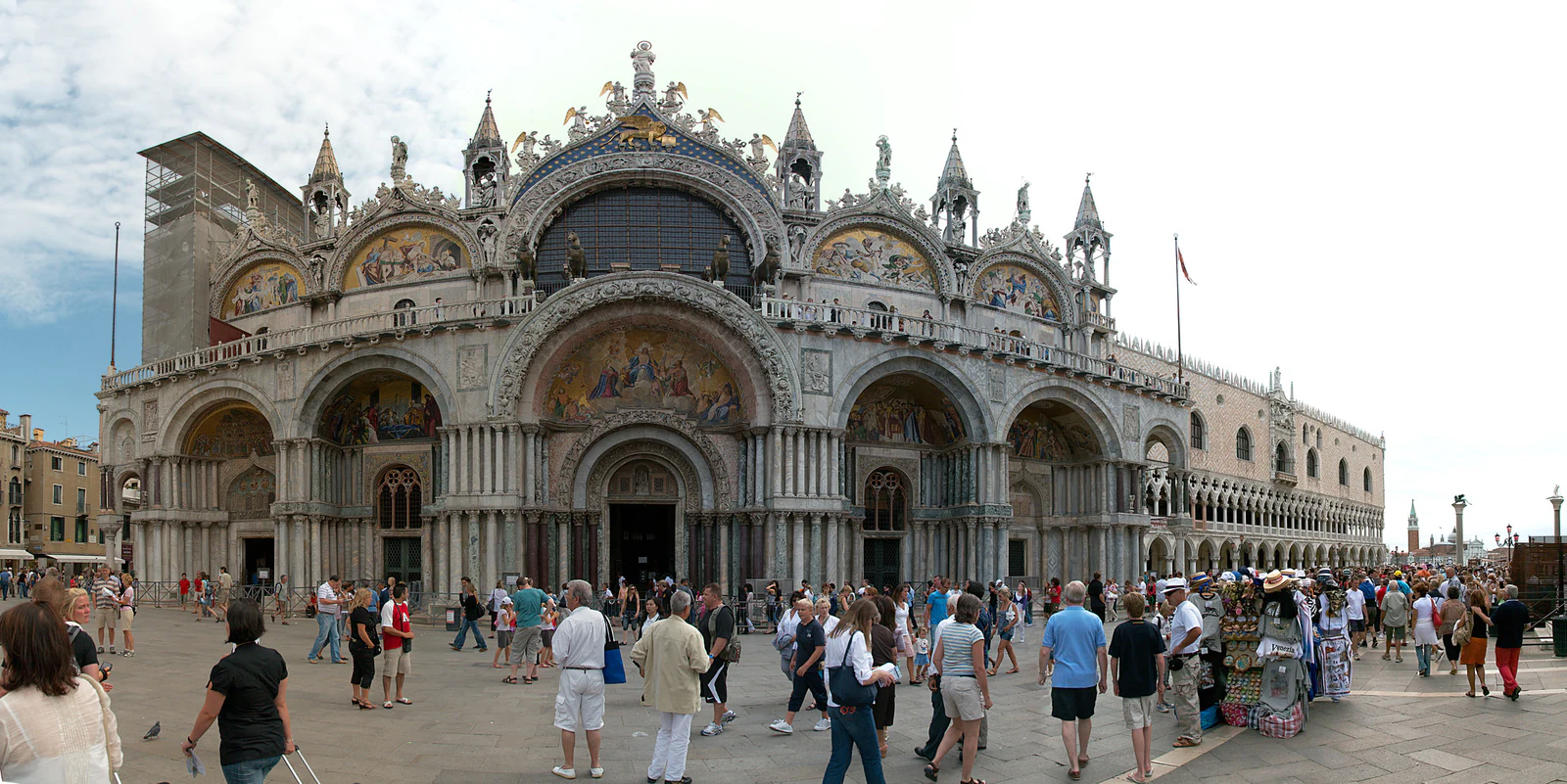Fachada ocidental da Basílica de San Marco vista da praça.