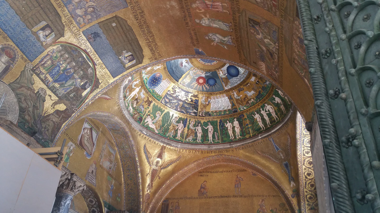 Mosaicos e cúpula do nártex da Basílica de San Marco.