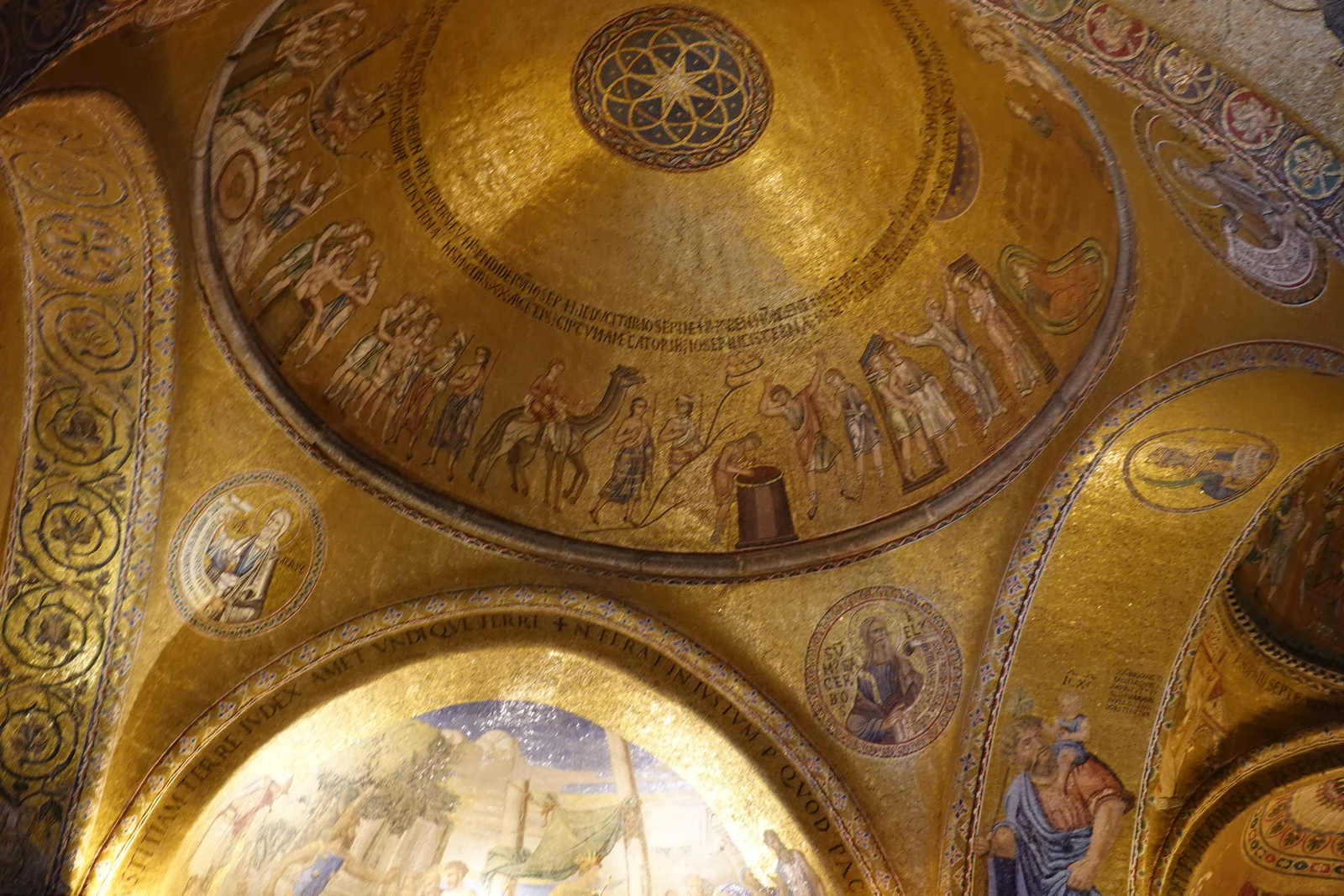 Cúpula revestida de mosaicos dourados no interior da basílica.