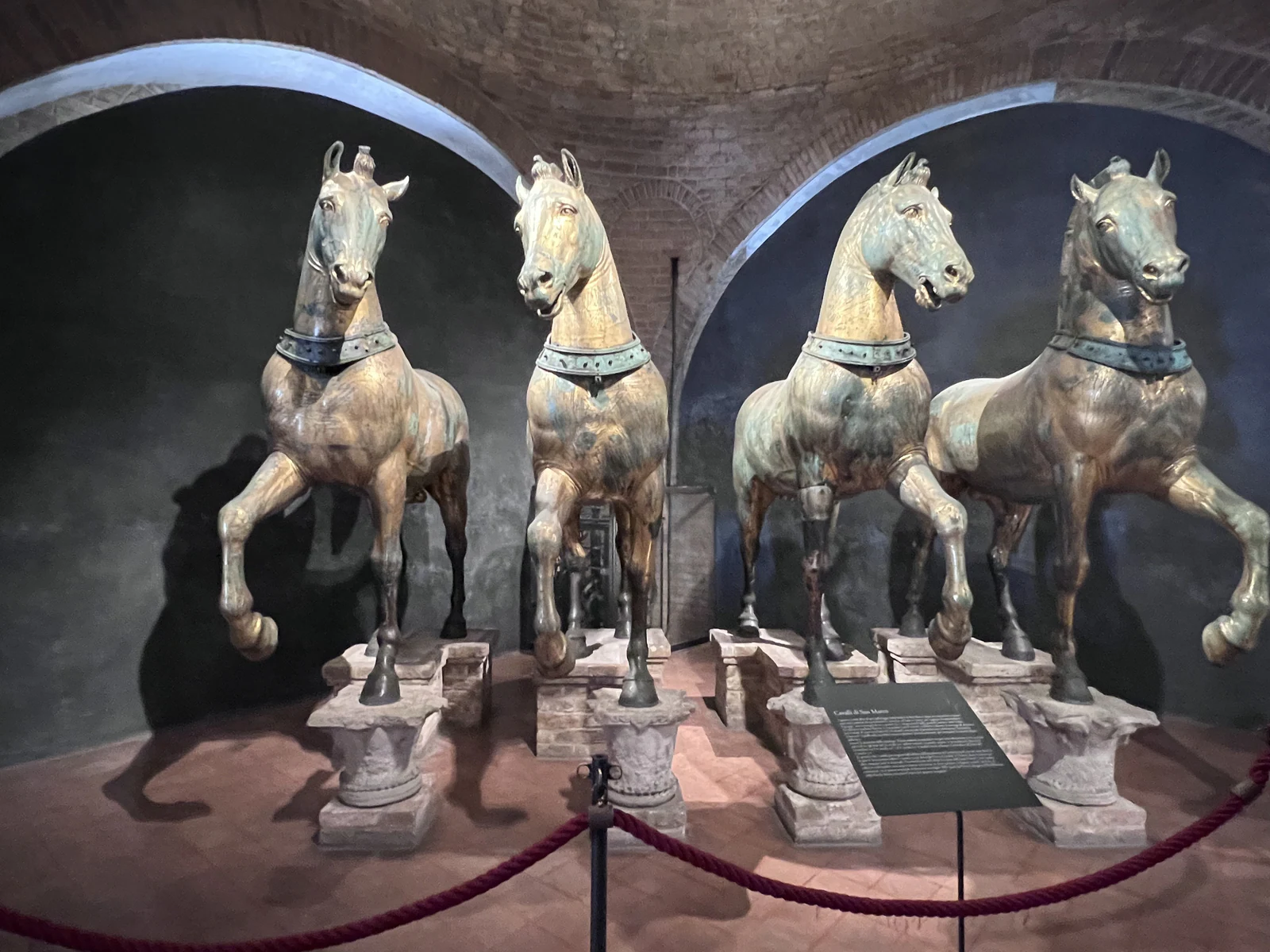 Os quatro cavalos originais de San Marco expostos no museu.