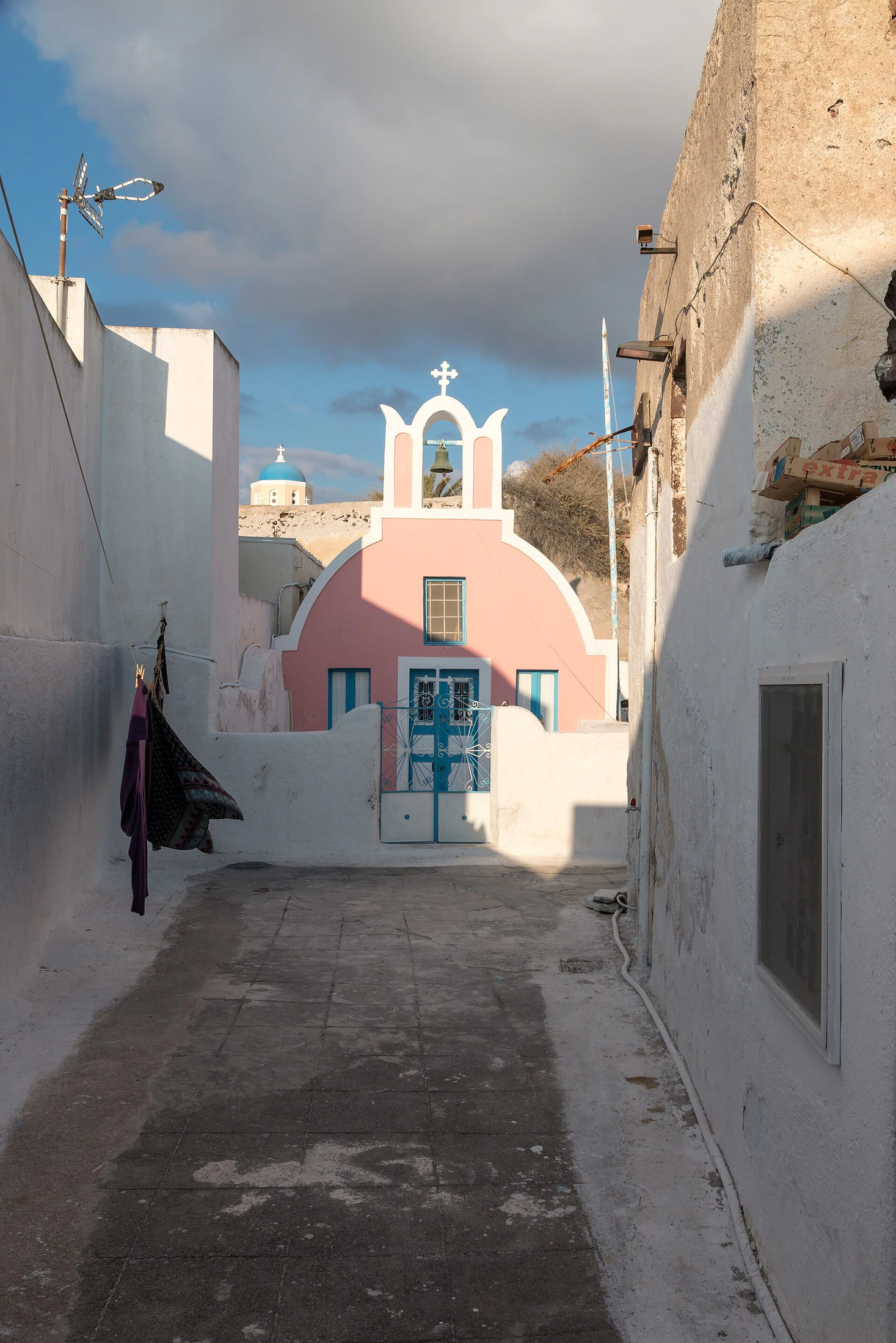 Uma viela estreita leva a outra igreja sem revelar o mar imediatamente.