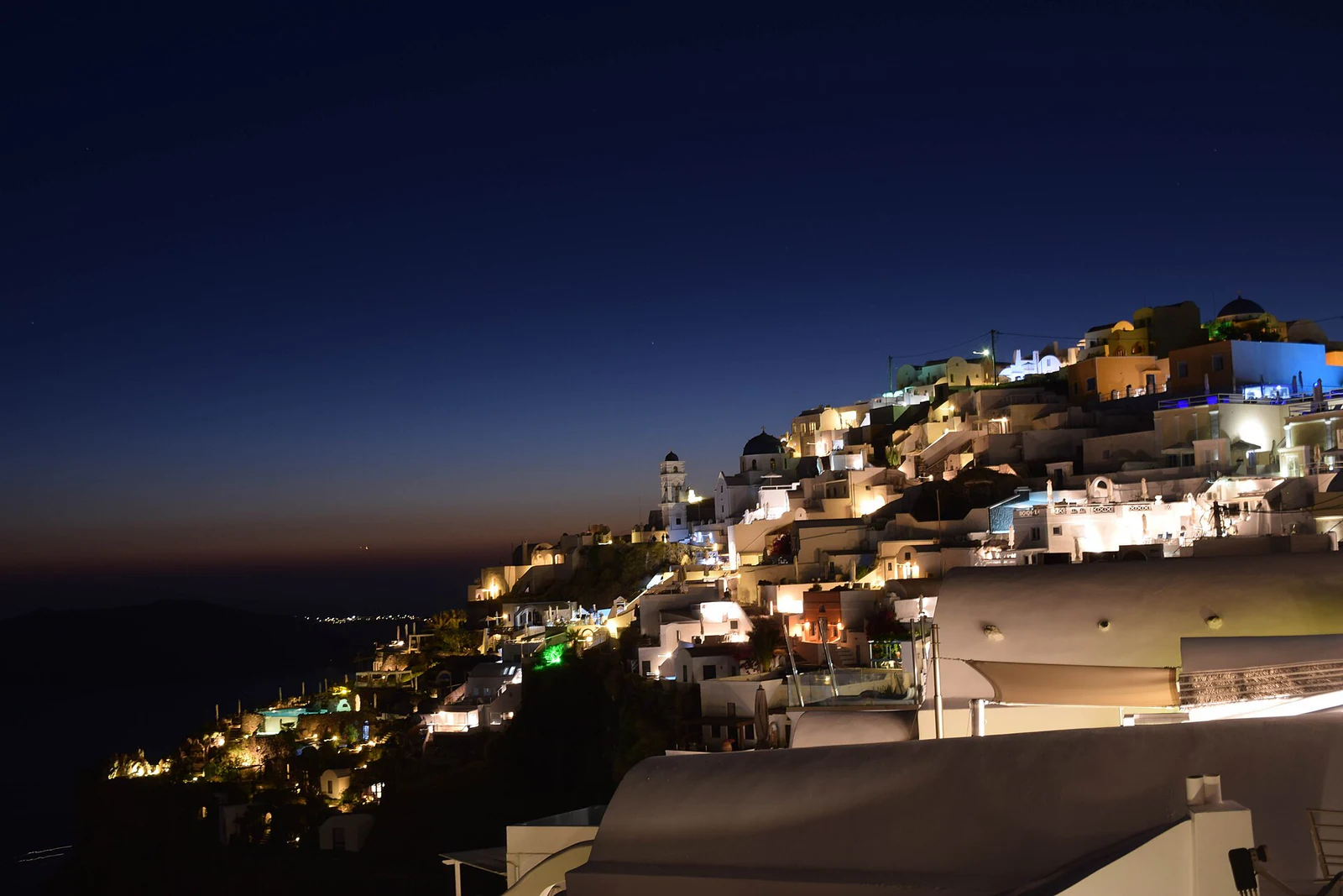No crepúsculo, uma exposição mais longa transforma a encosta numa cidade luminosa.