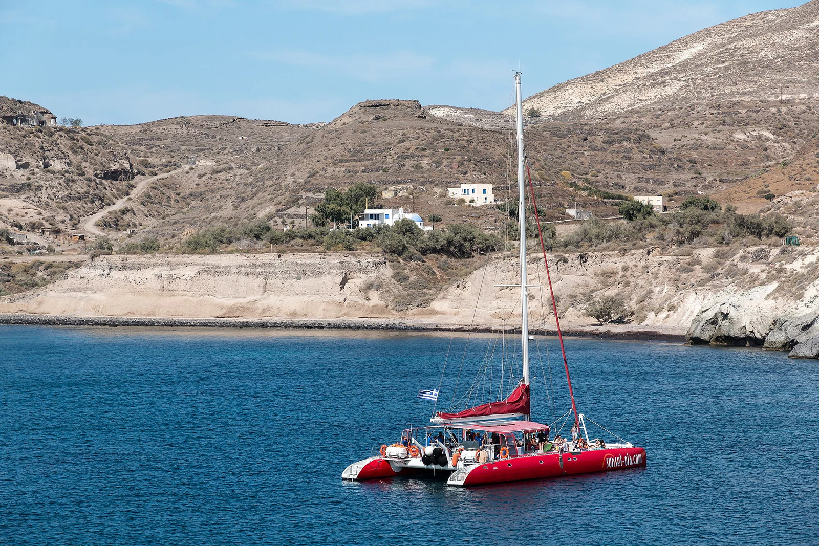 Um catamarã oferece espaço, almoço e banho, mas não garante desembarque em Nea Kameni.