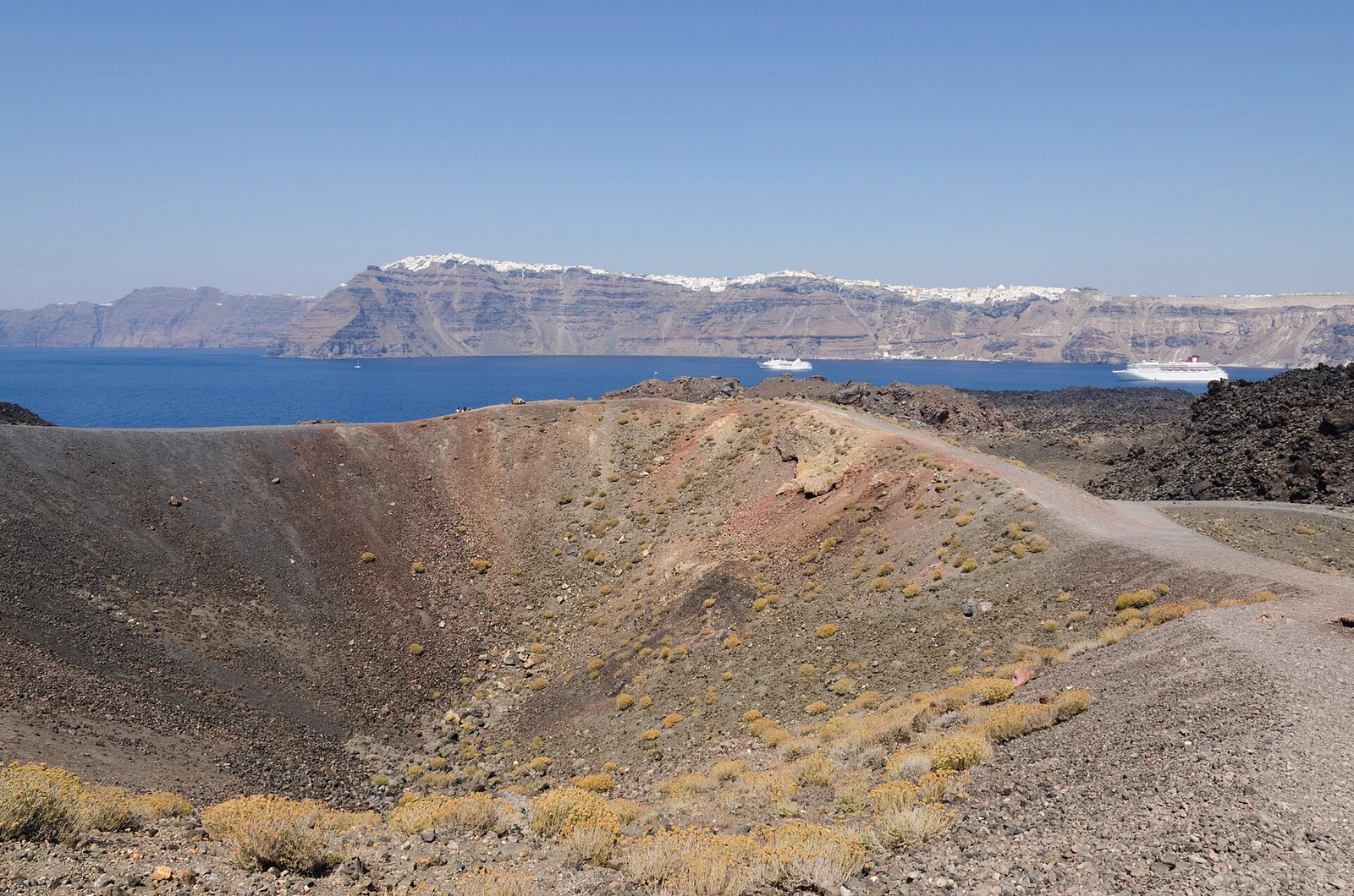 No interior de Nea Kameni, a paisagem muda para crateras, blocos de lava e solo quase sem vegetação.