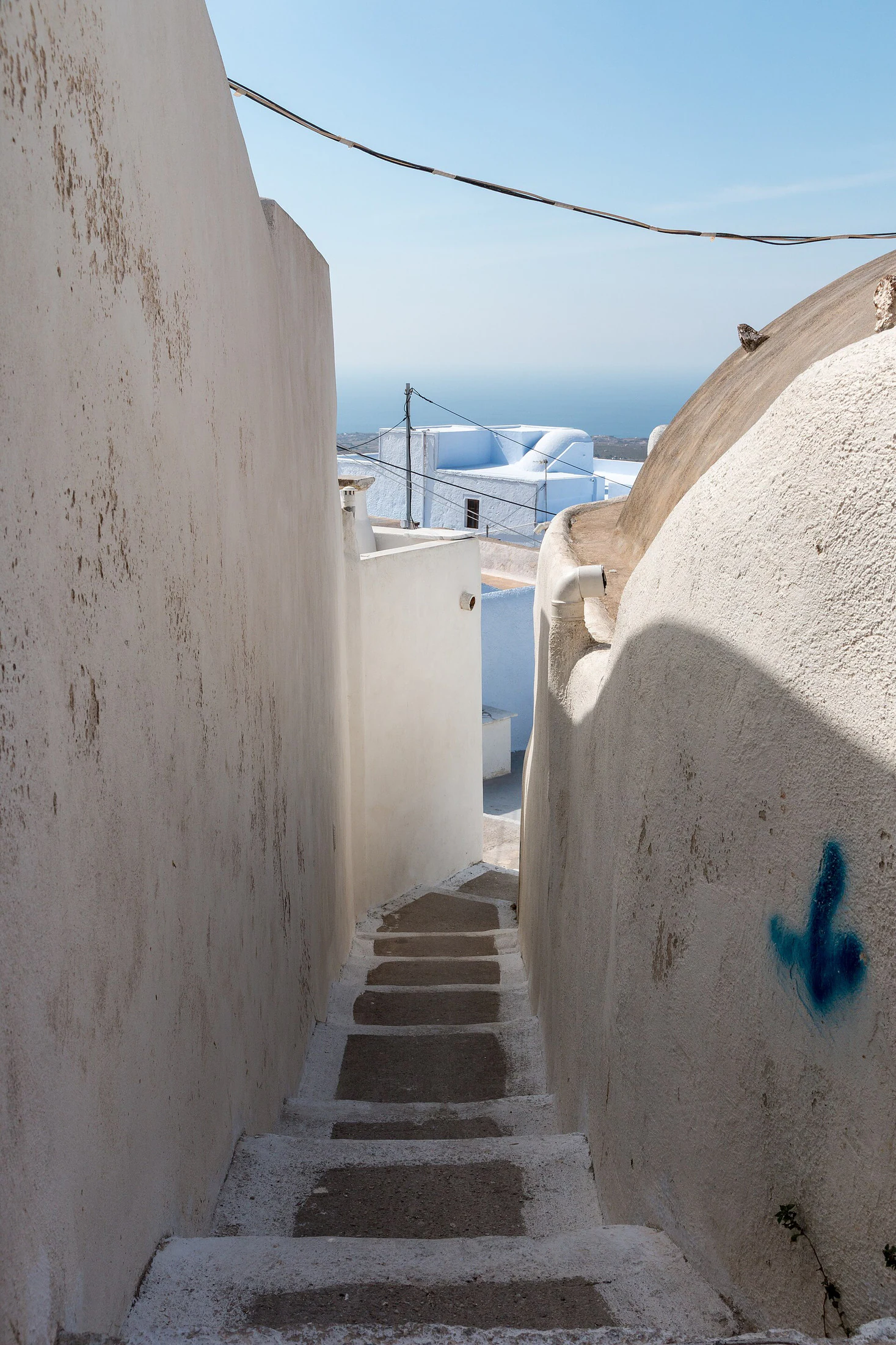 Pyrgos começa por escadas e paredes que escondem o destino.