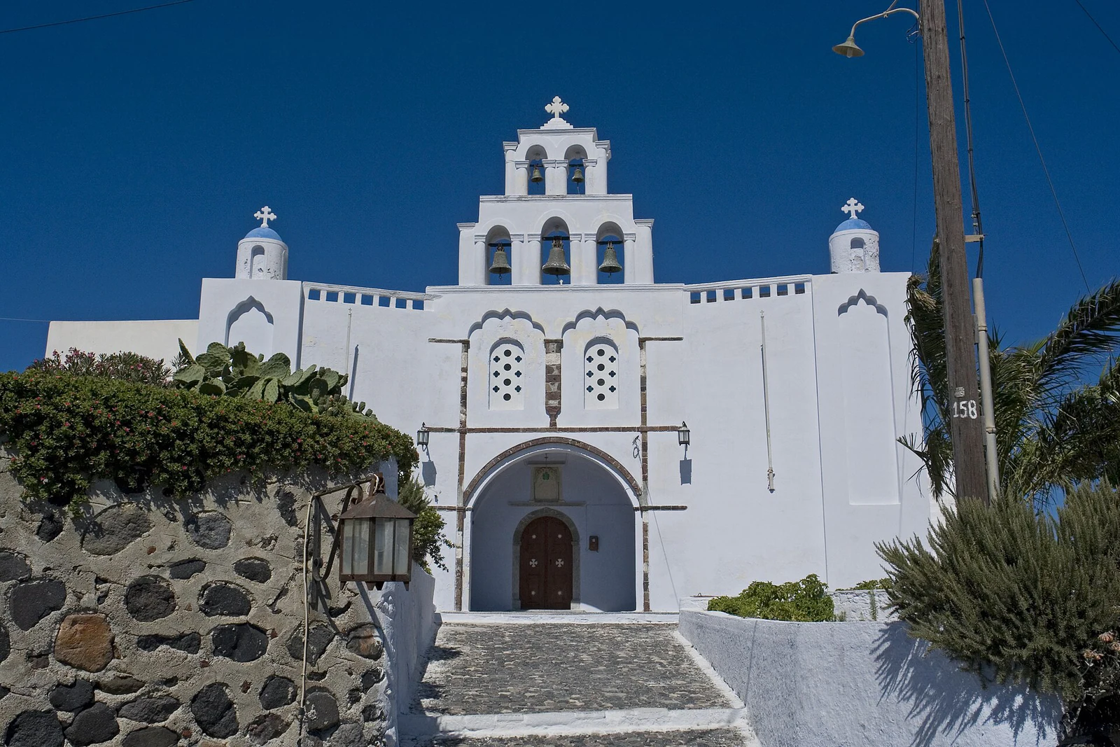A igreja junto ao Kasteli marca a chegada ao núcleo fortificado.