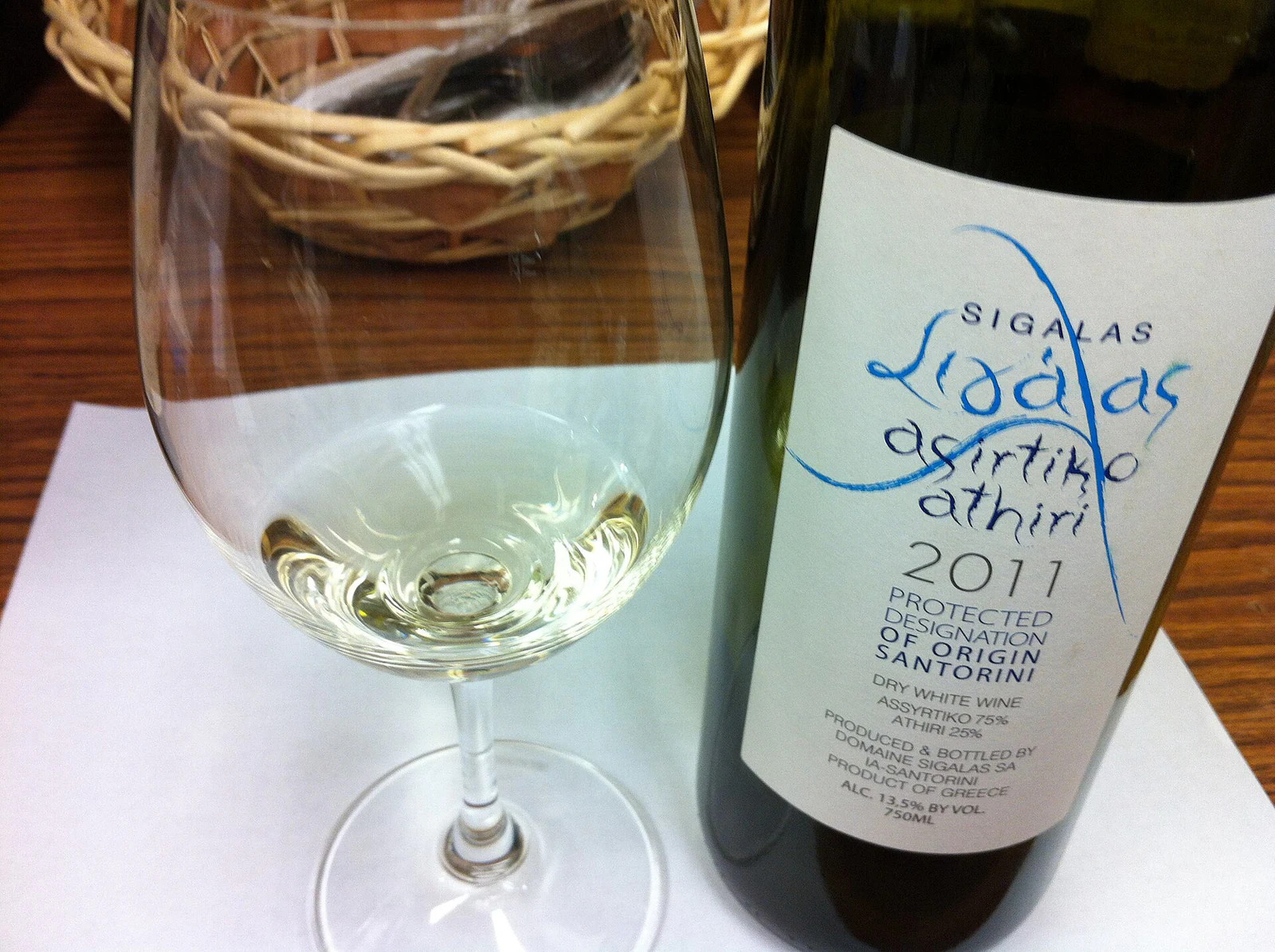 Assyrtiko e Athiri na garrafa lembram que a degustação não deve virar uma aula de uma única uva.