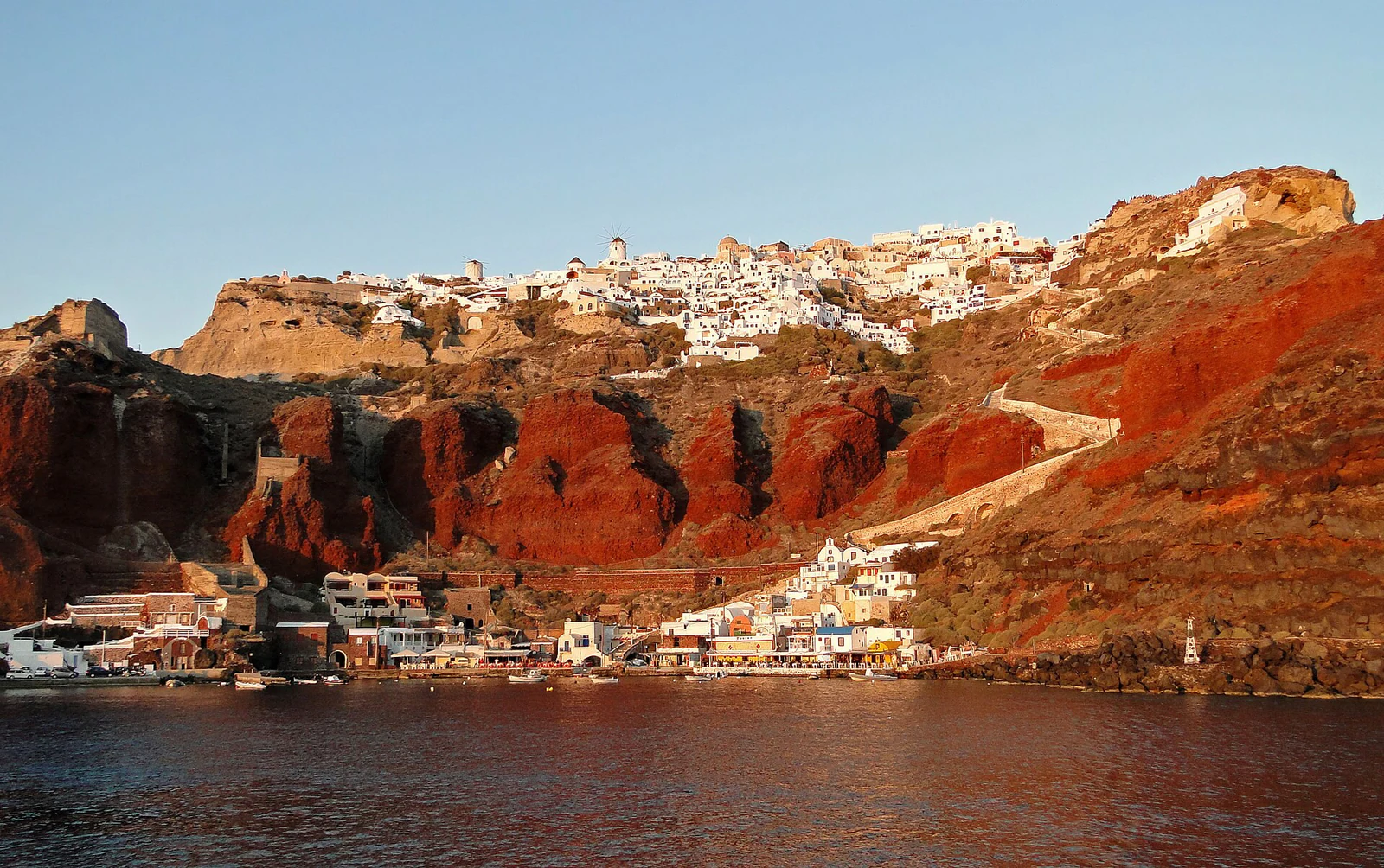 Oia e o pequeno porto de Armeni vistos de baixo mostram quanto desnível existe entre vila e mar.
